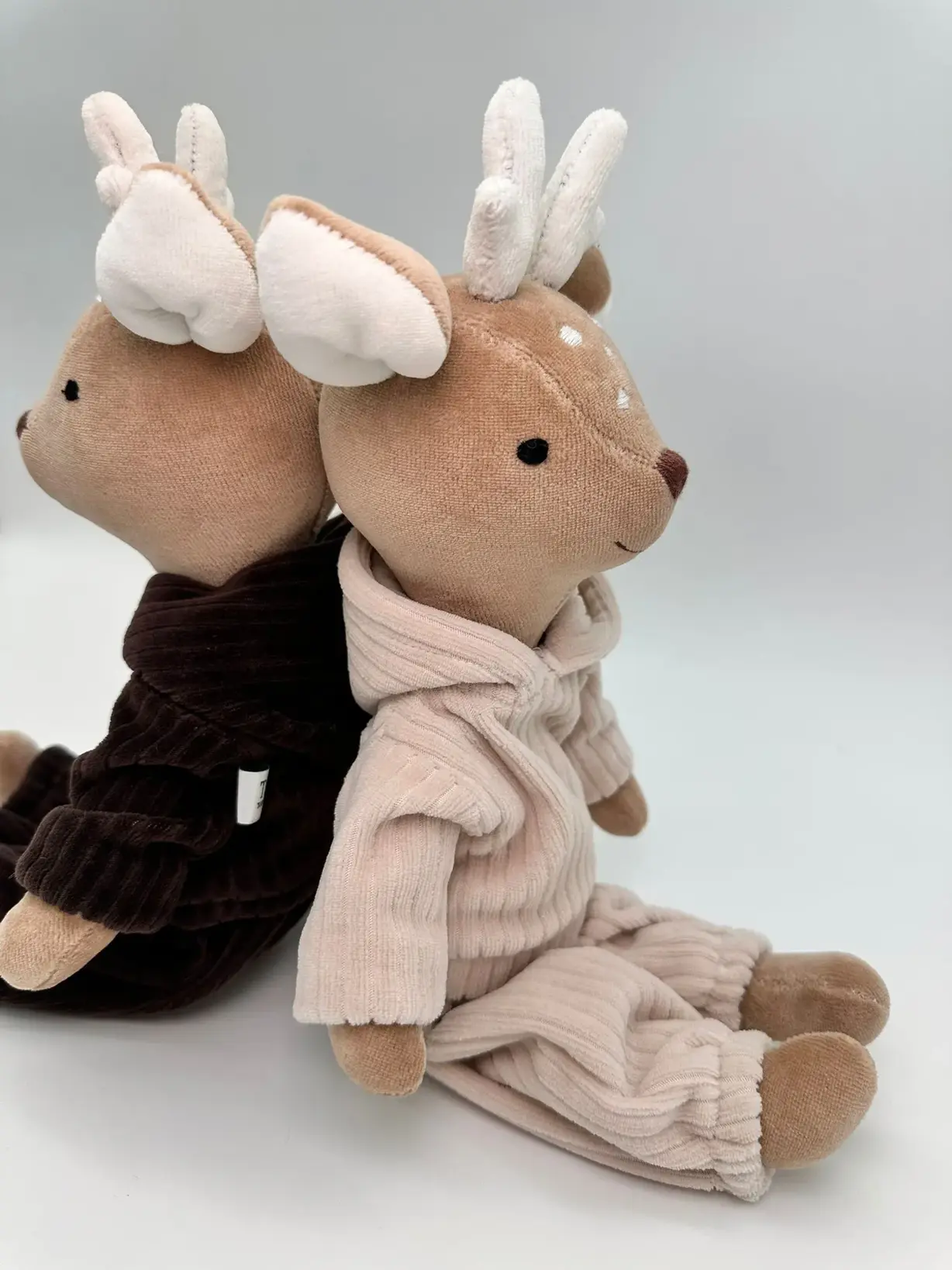 jelonek w kremowym dresie jelonek w kremowym dresie